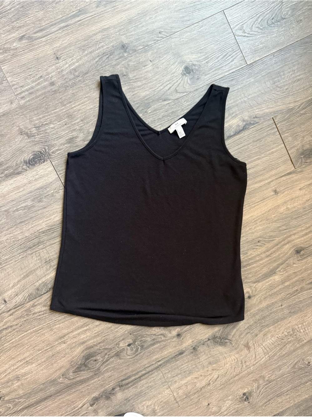 Halston Black Knit Tank Top ✨Elevate your everyday basics with this gorgeous, ve